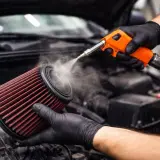 Maintenez votre moteur en pleine forme : découvrez comment nettoyer un filtre à air avec un pistolet à air comprimé.