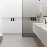 Modernes, minimalistisches bad ohne fenster mit freihängendem WC, Doppelwaschtisch und schwarzem Handtuchwärmer.