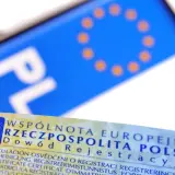 Dowód rejestracyjny z symbolem PL i gwiazdkami UE. Dokument potwierdza rta rejestracja pojazdu.