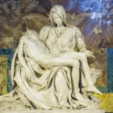 Pieta z Lubiąża, marmurowa rzeźba przedstawiająca Matkę Boską trzymającą martwe ciało Jezusa, na tle zdobionej ściany.