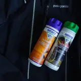 Dwa preparaty Nikwax na czarnej kurtce Patagonia. Jak prać Gore-Tex? Użyj Tech Wash do czyszczenia i TX.Direct do impregnacji.
