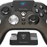 Elegancki kontroler Turtle Beach Stealth Ultra z podświetleniem RGB i stacją ładującą.