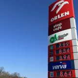 Znak stacji paliw Orlen z widocznymi cenami paliw: benzyna 95, diesel, LPG i Verva.
