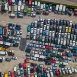 Lecisz samolotem? Pamiętaj o parkingu!