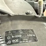 Naklejka pod maską informuje o czynniku chłodniczym R-1234yf, oleju POE i jego ilości 0,530 kg, zgodnie z normami SAE J639, J2842, J2845.