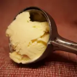 Domowe lody jogurtowe: Kremowe i zdrowe bez maszynki? Przepis!