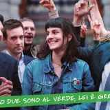 Un gruppo di persone festeggia, con una donna al centro che sorride. Le recensioni per "un anno difficile" potrebbero essere positive, dato l'entusiasmo.