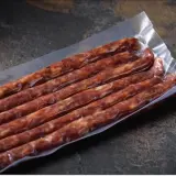 Pakowane próżniowo kiełbaski, idealne na podróż. Czy można przewieźć mięso w samolocie? Takie pakowanie może pomóc.