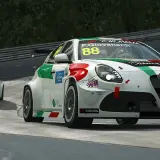 Dwa samochody wyścigowe Alfa Romeo ścigają się na torze. Idealne dla fanów darmowe gry wyścigowe Steam.