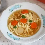 Aksamitny rosół z kaczki z makaronem nitki, marchewką i natką pietruszki. Idealny na chłodne dni.
