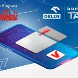 Karta podarunkowa Orlen na tle telefonu z grafiką obwodów drukowanych. Logo "Solidarności" i "Biznes Tank" również widoczne.
