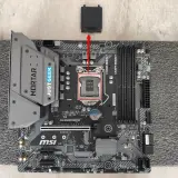 Le connecteur carte mère est prêt pour l'installation du processeur sur cette carte MSI MAG B365M MORTAR.