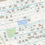 Mapa ewidencyjna z zaznaczonymi działkami, w tym niebieską ramką działką 111/7. Jak sprawdzić granice działki? Sprawdź numer działki na mapie.