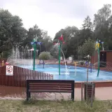 Nowe atrakcje dla dzieci w Pabianicach: wodny plac zabaw z fontannami i zraszaczami, idealny na upalne dni.