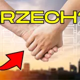 Dwie dłonie splecione na tle zachodzącego słońca i miasta. Wielki napis "GRZECH?!" sugeruje dyskusję: czy seks to grzech?