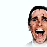 Christian Bale z "American Psycho" obsada, z krwią na twarzy, krzyczy.
