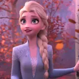 Elsa z Krainy Lodu 3 w jesiennym lesie, dotyka kory drzewa.