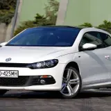 Biały Volkswagen Scirocco z czarnym dachem, zaparkowany na zewnątrz.