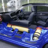Sezione di un'auto a idrogeno blu, che mostra il telaio, i serbatoi di idrogeno e il motore elettrico.