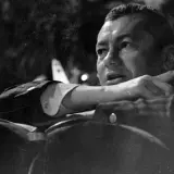 Wojciech Jerzy Has, reżyser znany z wielu filmów, gestykuluje podczas spotkania.