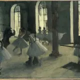 Edgar Degas lekcja tańca: baletnice w białych tiulowych spódniczkach ćwiczą w przestronnej sali z wielkimi oknami.