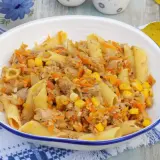 Penne z tuńczykiem, kukurydzą i startą marchewką w kremowym sosie. Pyszny makaron z tuńczykiem w sosie śmietanowo-serowym.