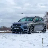 Szary Seat Ateca FR na śniegu, gotowy na zimowe wyzwania.