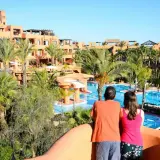 Pareja admira las piscinas y palmeras del Royal Hideaway Sancti Petri.