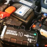 Ładowarka NOCO Genius 10 podłączona do akumulatora samochodowego. Czy można ładować akumulator na mrozie? Tak, ta ładowarka jest do tego przystosowana.