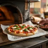 Jak przełożyć pizzę na kamień bez łopatki - proste i skuteczne metody