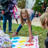 Bambini si divertono con giochi per feste di compleanno 11 anni, giocando a Twister sull'erba.