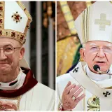 Dwóch arcybiskupów w strojach pontyfikalnych, jeden z nich przemawia do mikrofonu.