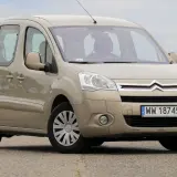 Beżowy Citroen Berlingo na drodze, z polskimi tablicami rejestracyjnymi WW 1874S.