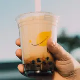 Pyszne bubble tea w domu, z bąbelkami i słodkim smakiem. Idealne na relaks.