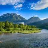 Malowniczy widok na Dunajec i góry, idealne miejsce na wakacje w Polsce.