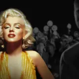 Marilyn Monroe i sin gyllene klänning, omgiven av fotografer. En glimt av mitt liv som Marilyn.