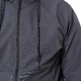 Szara kurtka softshell z kapturem i ściągaczami. Czy softshell przemaka? Ten model wygląda na odporny na wodę.