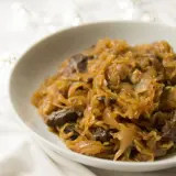 Kapusta z grzybami, czyli przepis babci na wigilijną potrawę. Aromatyczna i sycąca.