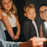 Paweł Łukasik z rodziną świętuje, trzymając zimne ognie. Radosne chwile z dziećmi i żoną.