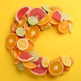 Kształt litery C z cytrusów: pomarańcze, grejpfruty, limonki, cytryny. Pomyśl, z czym nie łączyć witaminy C, by w pełni czerpać z jej mocy.