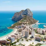Costa Blanca con el Peñón de Ifach. Busca ofertas de hoteles de última hora para disfrutar de este paraíso.