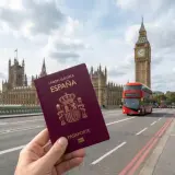 Pasaporte español en mano, listo para viajar a Londres. Al fondo, el Big Ben y el Parlamento.