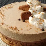 Gâteau à la mousse légère, décoré de crème fouettée, de pépites de chocolat et de biscuits speculoos croustillants.