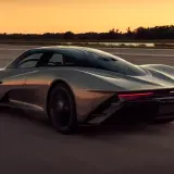 Szary McLaren Speedtail pędzi po pustej drodze o zachodzie słońca.