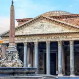 Panteon w Rzymie, co to za budowla? Majestatyczna fasada z kolumnami, obelisk i fontanna.