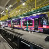 Warszawski tramwaj ozdobiony świątecznymi motywami, gotowy do kursowania w okresie Bożego Narodzenia.