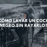 ¿Cómo lavar un coche negro en casa sin rayarlo? El coche está cubierto de espuma, listo para un lavado seguro.