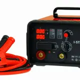 Pomarańczowy prostownik z kablami rozruchowymi. Zastanawiasz się, ile kosztuje dobry prostownik? Ten model I-STARTER 841 to solidny wybór.