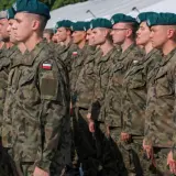 Żołnierze w mundurach stoją w szeregu. Czy w wieku 40 lat można iść do wojska? Tak, wiek nie jest przeszkodą dla chętnych do służby.