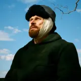 W filmie o van Goghu Willem Dafoe jako malarz z zabandażowanym uchem, w czapce i ciemnym płaszczu, patrzy w niebo.